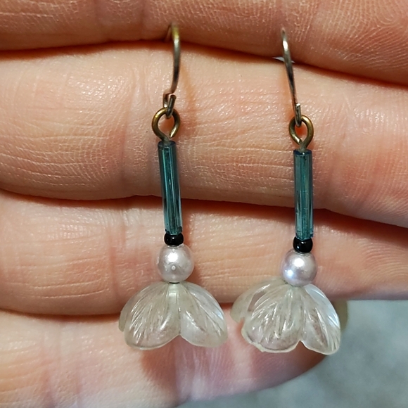 VINTAGE TRUMPET LILY FAUX PEARL DROP DANGLE HOOK 1.1" EARRINGS - Picture 1 of 9